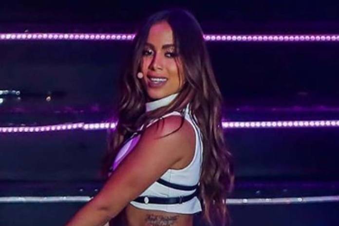 Anitta leva tombo durante show em São Paulo Confira Área VIP