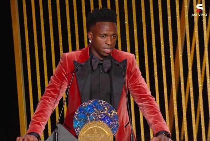 Vinicius Junior Celebra Conquista Na Cerim Nia Do Bola De Ouro