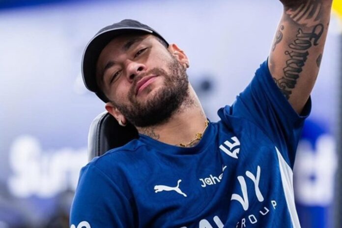 Neymar aparece andando de bicicleta durante a recuperação após sofrer