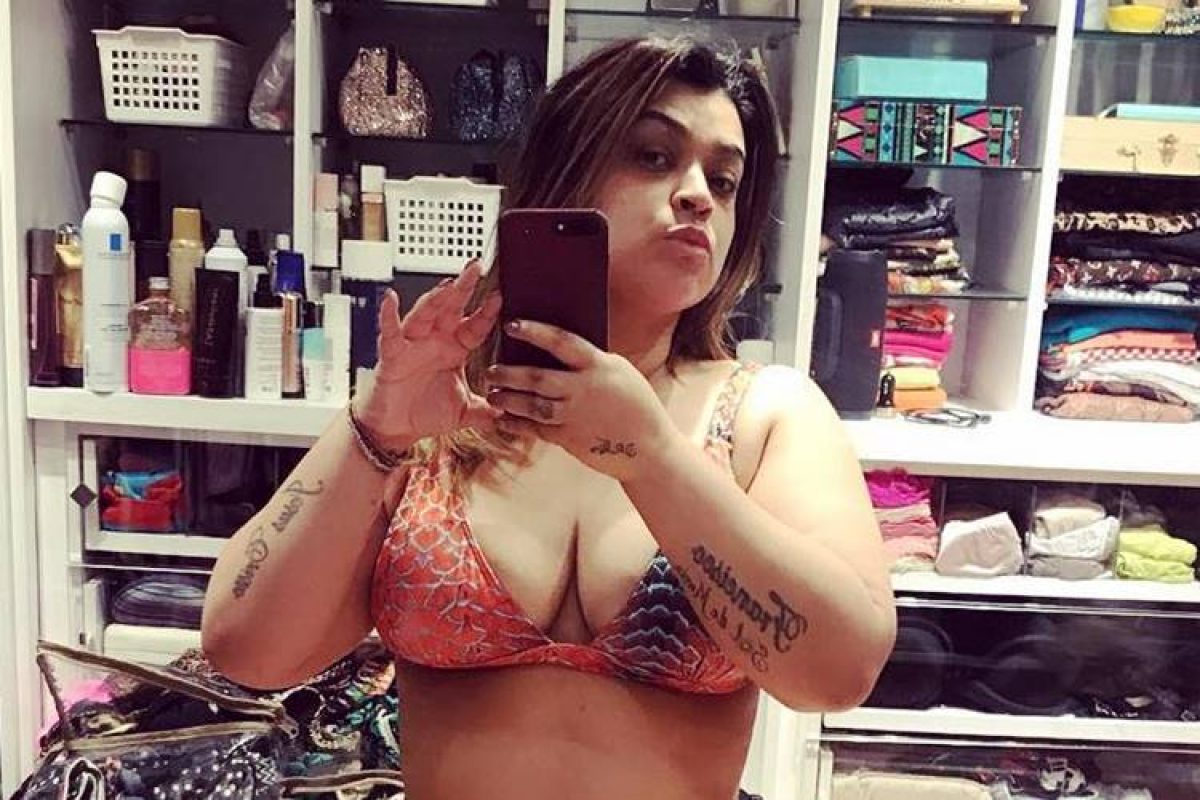 Em Trancoso, Preta Gil tira selfie de biquíni na frente do espelho - Quem