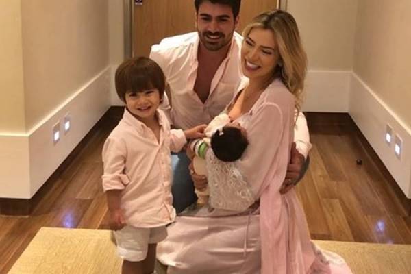 Adriana e Rodrigão com os filhos/Instagram