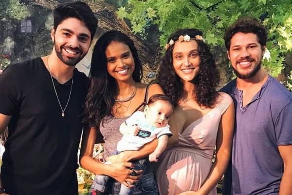 Aline Dias com o filho e o marido - Débora e Loreto/Instagram