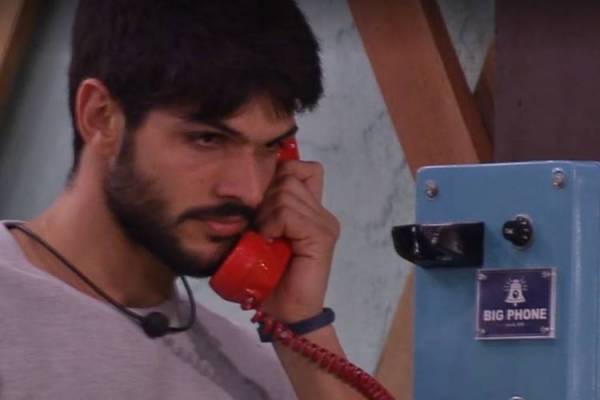 BBB18 - Lucas atende o Big Fone (Reprodução/TV Globo)