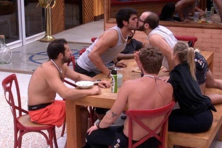 BBB18 - Lucas dá selinho em Mahmoud - Reprodução/Gshow