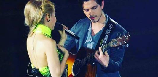 Yago tocando com Joelma/Instagram