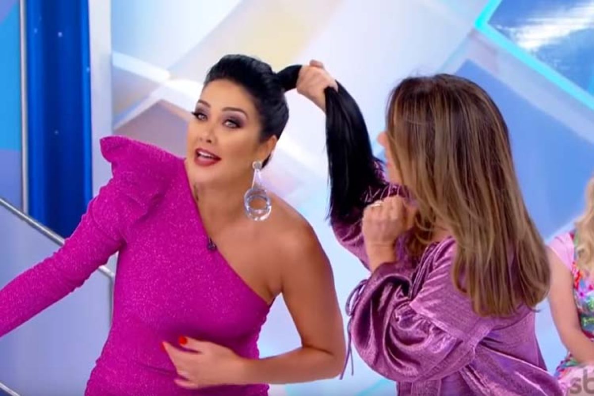 Patricia Abravanel puxa o cabelo de Helen Ganzarolli no SBT - Área VIP