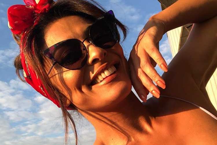 Juliana Paes relembra fantasia de bruxa para Halloween e surge