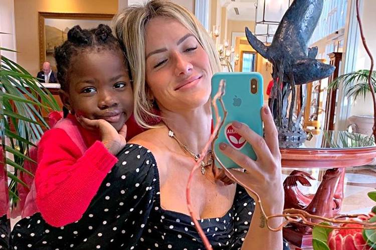 Giovanna Ewbank posta foto de Titi e ganha elogios de vários famosos