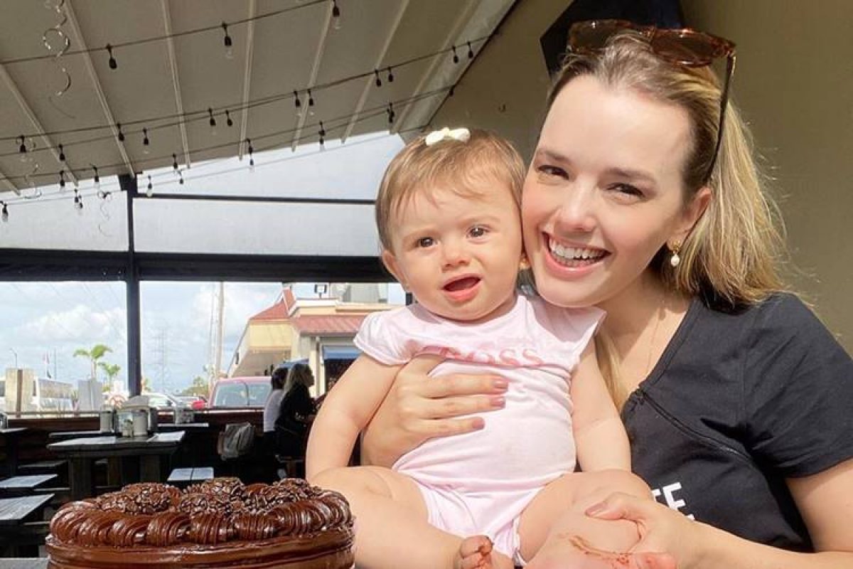 Thaeme comemora o 9º mesversário da filha com o tema Chapeuzinho