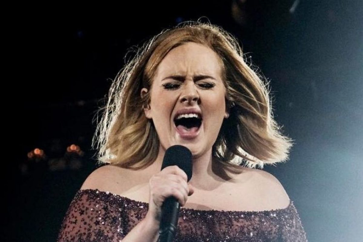 Cantora Adele surge irreconhecível em foto compartilhada na web