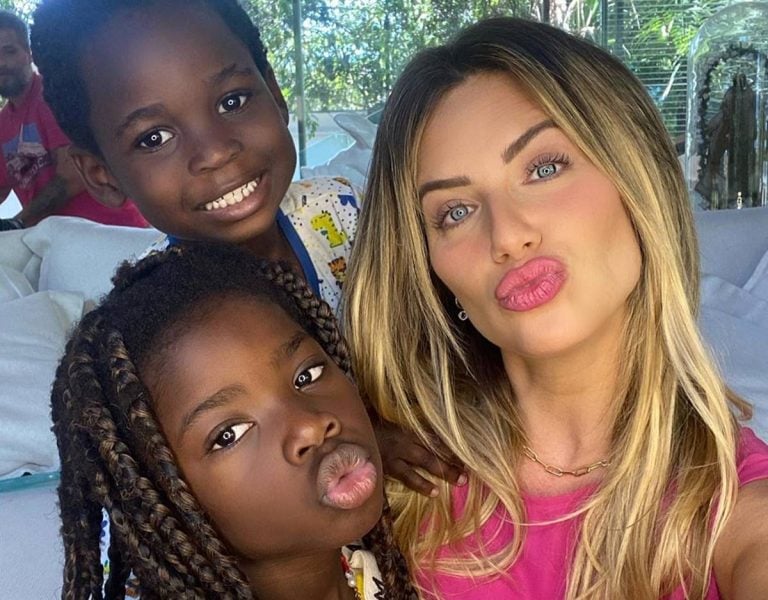 Titi e Bless roubam a cena em clique com Giovanna Ewbank