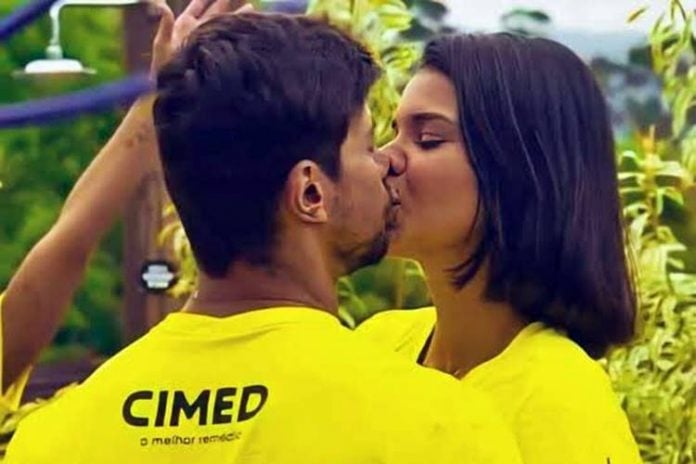 Novo casal na área: após reality, Mariano pede Jakelyne em namoro - Foto: RecordTV