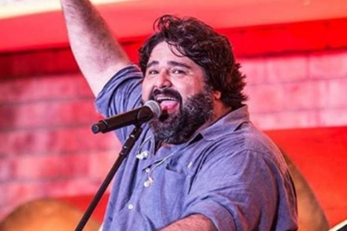 Em momento de emoção, Fabiano Menotti cai no choro durante live - Foto: Reprodução/Instagram@osmenotti