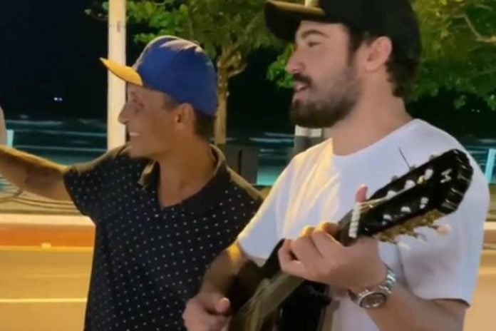 Fernando Zor surpreende ao tocar e cantar com artista de rua - Foto: Reprodução/Instagram, print Vídeo @fernandozor