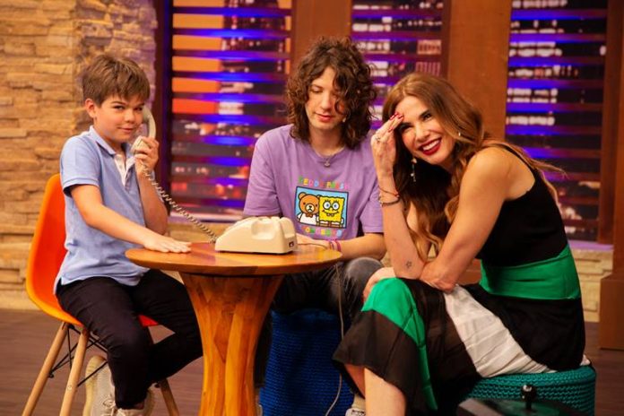 Luciana Gimenez com os filhos Lorenzo e Lucas (Wellington Marques/Divulgação RedeTV!)