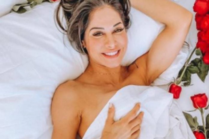 Ao postar mais uma foto sem roupas, Mayra Cardi é criticada por internautas: ''Não sabe o que fazer mais para chamar a atenção'' - Foto: Reprodução/Instagram@mayracardi