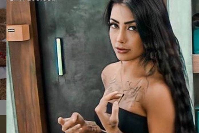 Fora de ''A Fazenda 12'' Mirella continua causando e para o trânsito de SP com topless - Foto: Reprodução/PlayPlus