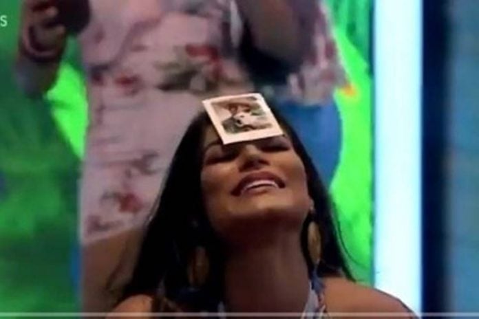 A Fazenda 12: Após eliminação de affair, Raissa dança com foto de Lucas Selfie - Foto: Reprodução/Playplus