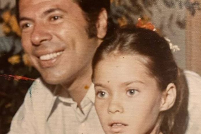 Filha de Silvio Santos posta fotos raras da infância com o apresentador - Foto: Reprodução/Instagram@cintiaabrava