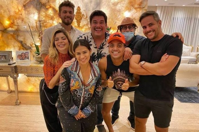 Tirullipa com os amigos famosos/Instagram/@tirullipa