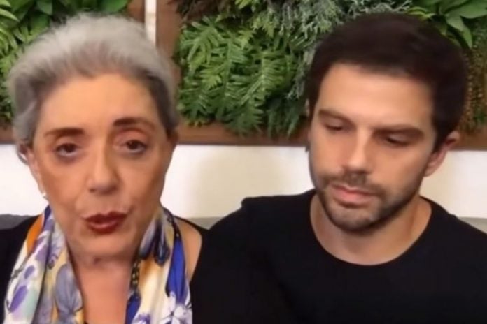 Leda Nagle e o filho Duda, que também gravou o vídeo - Reprodução: YouTube