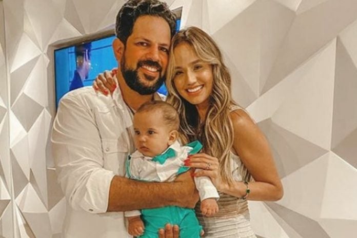 Em clima natalino, Sorocaba e esposa celebram sete meses do filho, Theo - Foto: Reprodução/Instagram