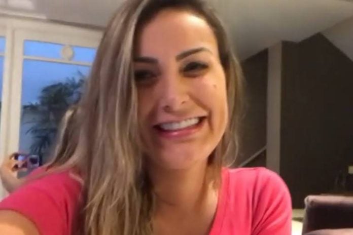 Apaixonada, Andressa Urach mostra alianças de noivado: ''Ele me completa'' - Foto: Reprodução/Instagram@andressaurachoficial