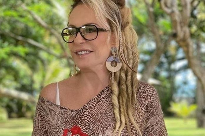 Mesmo recebendo uma enxurrada de críticas, Ana Maria diz que está amando novo visual de dreads - Foto: Reprodução/Rede Globo