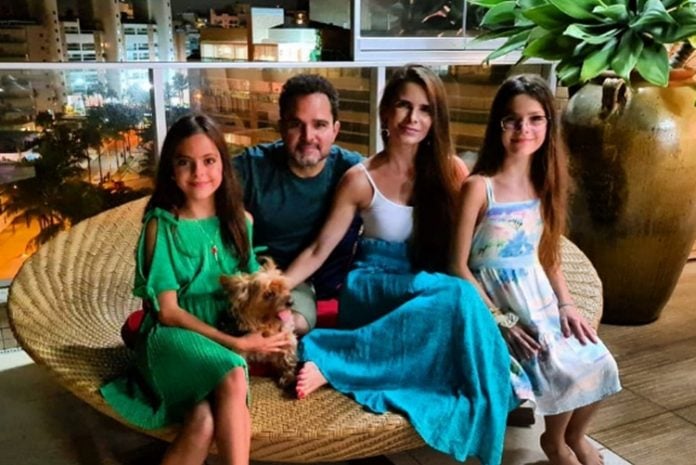 Luciano Camargo esposa Flávia Camargo e filhas Helena e Isabella foto reprodução Instagram