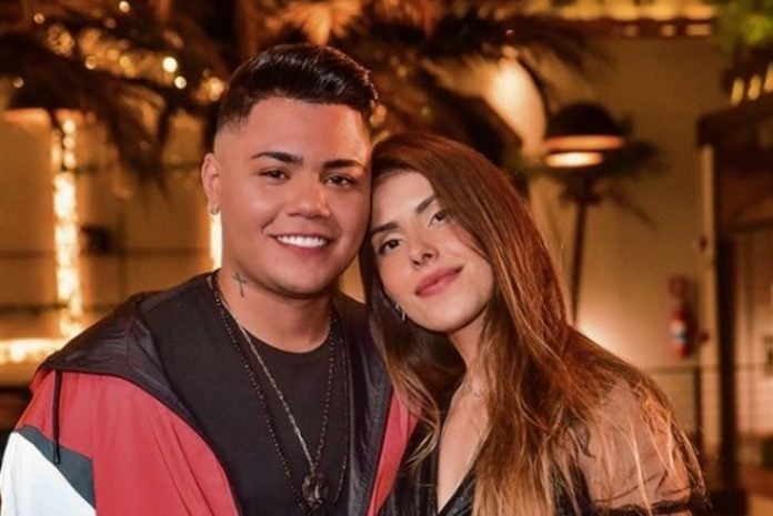 Sertanejo Felipe Araujo e namorada Estella Defant foto reprodução Instagram