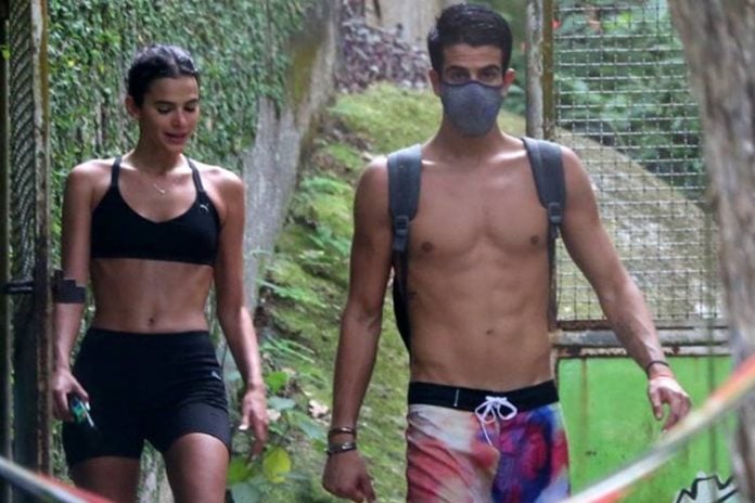 Bruna Marquezine e Enzo Celulari são vistos fazendo trilha juntinho no Rio de Janeiro; Veja as fotos! - Foto: Dilson Silva/AgNews