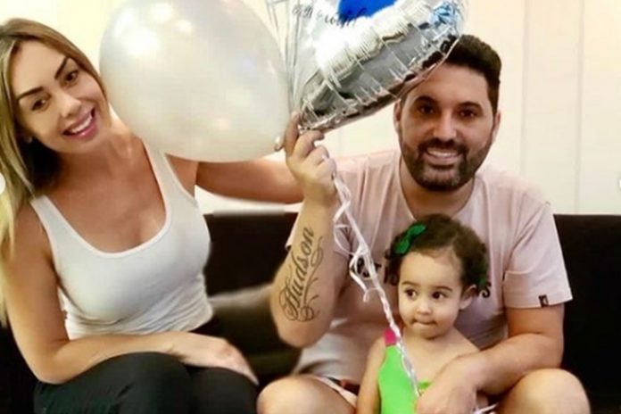 Deia Cypri Edson e filha Bella fotoreprodução Instagram