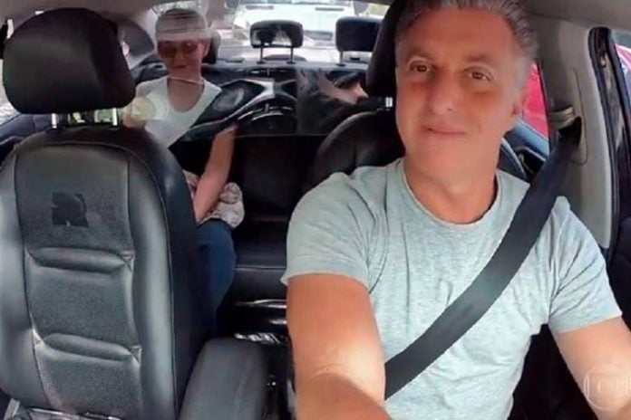 Luciano Huck causa polêmica ao gravar quadro do ''Caldeirão'' dentro de táxi sem máscara - Foto: Reprodução/ Globo