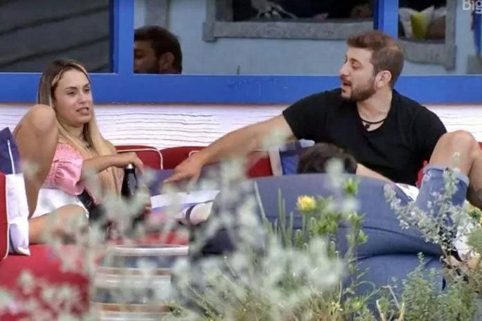 BBB21: Durante conversa com brothers, Sarah dispara mais uma opinião polêmica sobre pandemia - ''Não está tão ruim'' - Foto: Rede Globo