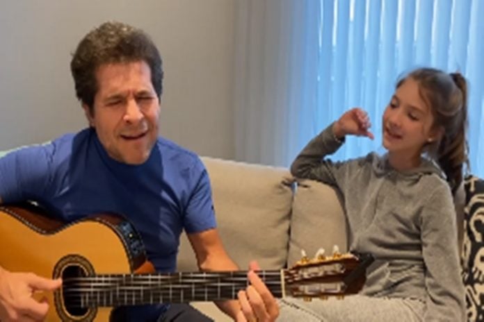 Daniel e filha Lara cantando foto reprodução Instagram