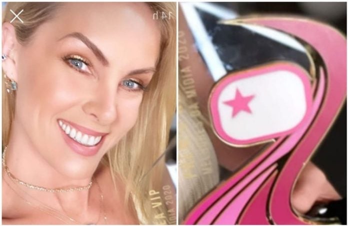 Ana Hickmann com o Prêmio Área VIP