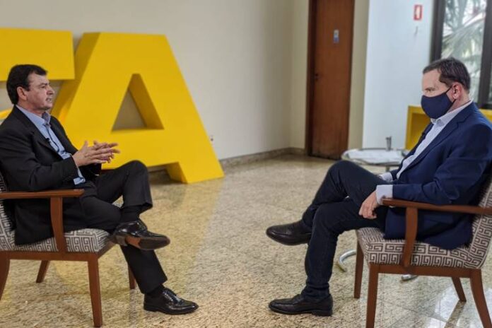 Cabrini entrevista dono da Itapemerim (Divulgação Record TV)