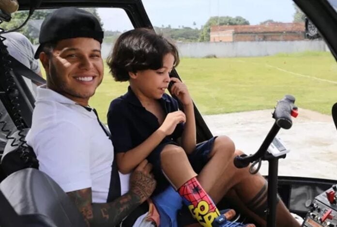 Cantor Tierry e o filho (Foto: Reprodução/Instagram)