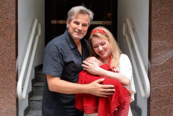 Edson Celulari e esposa karin Roepk foto reprodução site Agnews