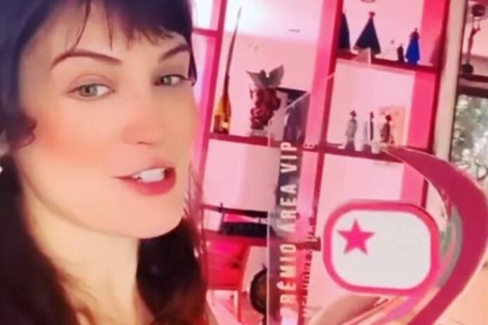 Bianca Bin recebe Troféu do Prêmio Área VIP