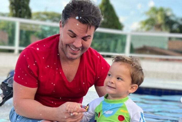 Eduardo Costa e o enteado Theo