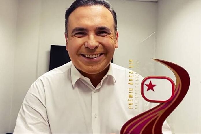 Reinaldo Gottino com o Troféu Área VIP/Instagran