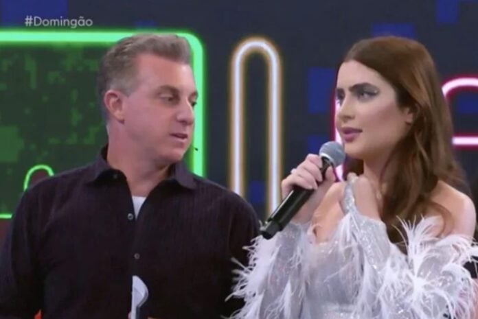 Luciano Huck e Jade Picon no Domingão do Huck foto Gshow