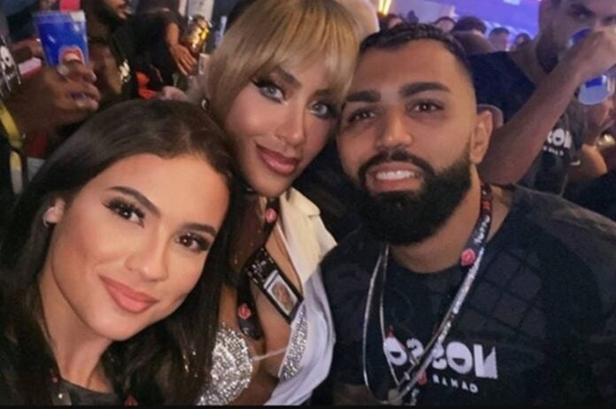 Gabigol com Rafaella Santos e fã