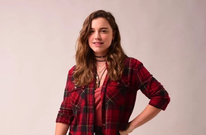 Alice Wegmann interpreta Raíssa Medeiros na série 'Rensga Hits!' — Foto: Gleik Suelbe/Globo