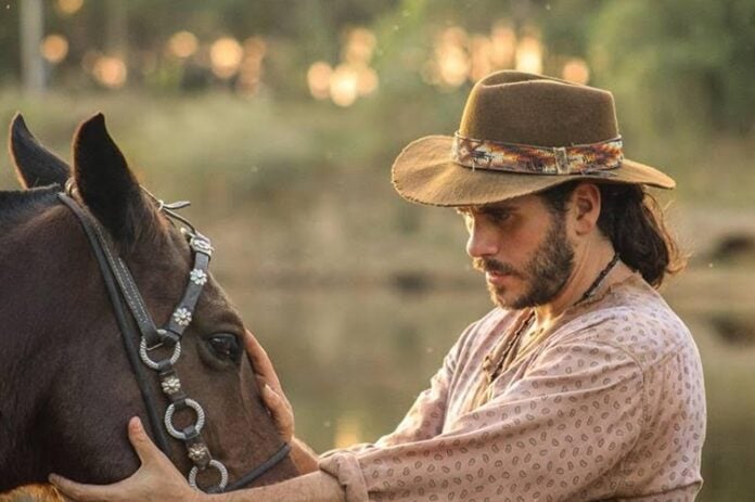 Trindade (Gabriel Sater) em Pantanal - Foto: Globo/Julia Costa