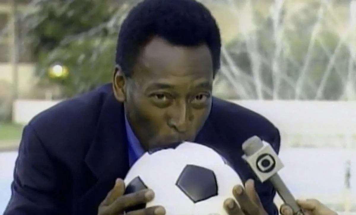 Pelé, maior jogador do mundo deixa legado e é reverenciado