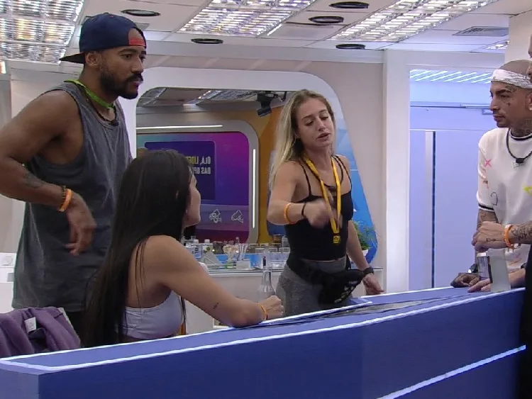 Grupo VIP vê grupo rival falar mal deles (Foto: BBB23/Globoplay)