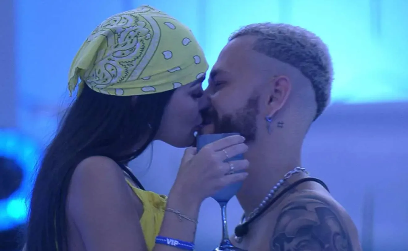 Bbb23 Reação De Larissa Ao Ver Fred Só De Sunga Vem à Tona Após Beijo