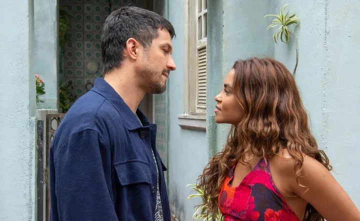 Oto (Rômulo Estrela) Brisa (Lucy Alves) - Foto: Globo